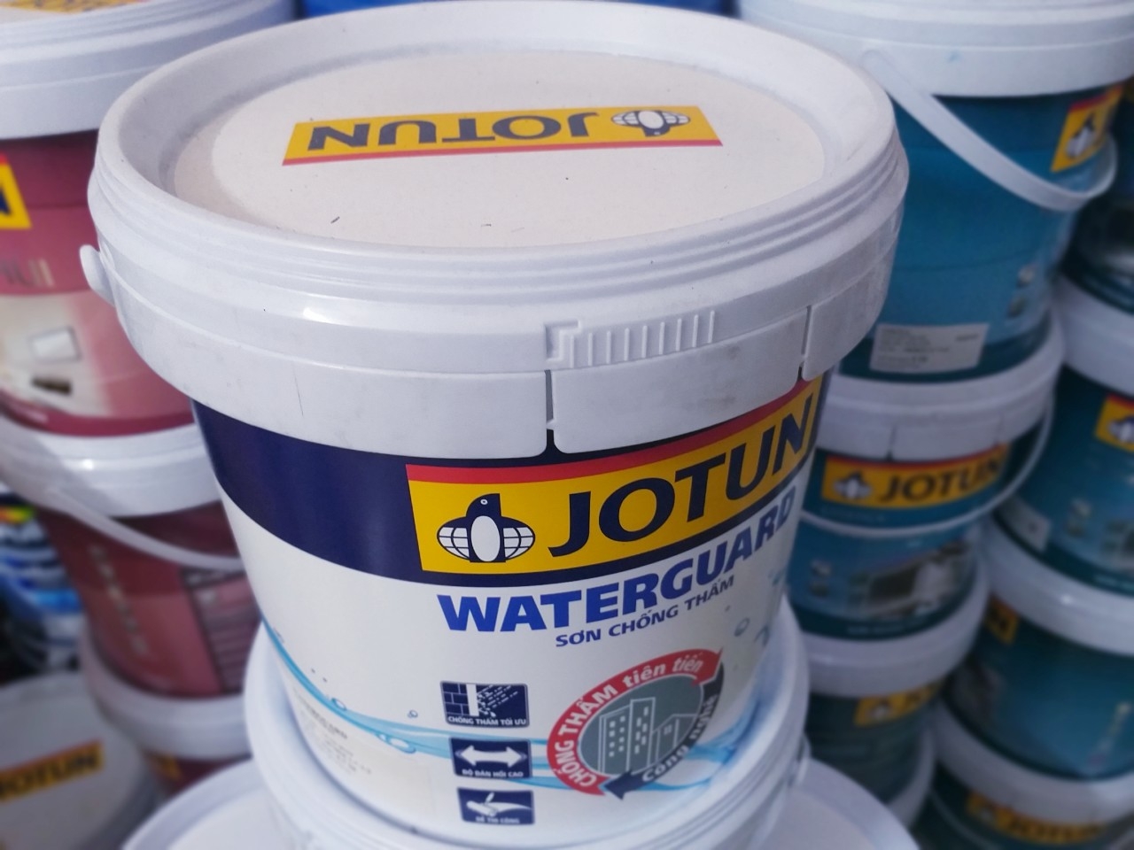 Với sơn chống thấm Jotun Waterguard, bạn có thể yên tâm bảo vệ ngôi nhà của mình khỏi sự xâm nhập của nước mưa và độ ẩm. Hãy xem hình ảnh để khám phá những đặc tính tuyệt vời của sản phẩm này.